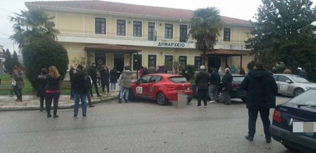 Μ.Καλύβια: Ουρές έξω από το Δημαρχείο για rapid tests 