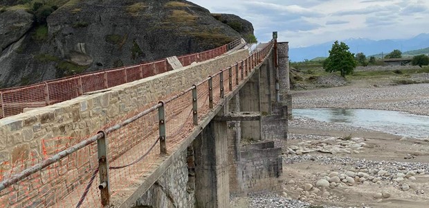 Έργα αποκατάστασης στην πέτρινη τοξωτή γέφυρα Σαρακίνας