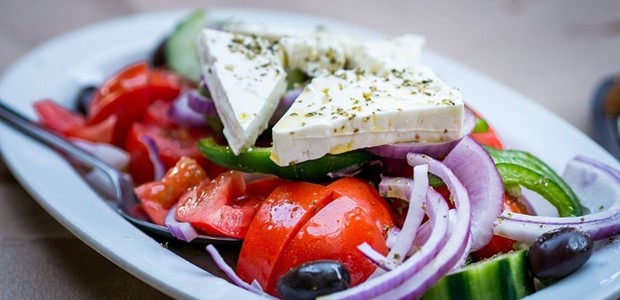 Στα 10 ευρώ η χωριάτικη σαλάτα στην Κρήτη