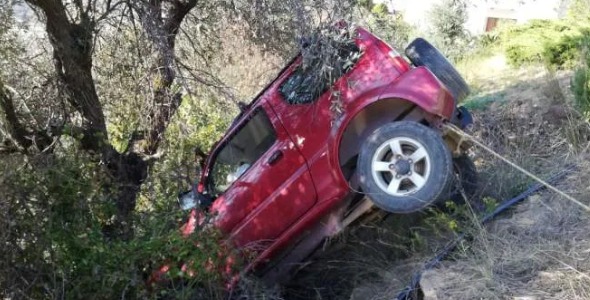Αυτοκίνητο καρφώθηκε σε δέντρο