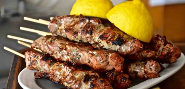 Αλληλομηνύθηκαν με αφορμή… την πληρωμή για ένα σουβλάκι!