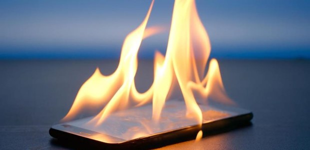 Πήρε φωτιά το κινητό της την ώρα που μιλούσε (βιντεο)