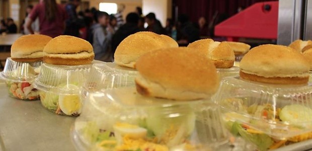 Γεύματα για μαθητές σε 28 σχολεία του νομού