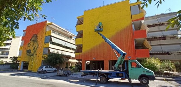 Τοιχογραφία σε πολυκατοικία με θέμα τα αδέσποτα