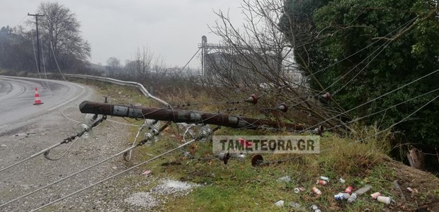 Καλαμπάκα: Αυτοκίνητο "καρφώθηκε" σε κολώνα της ΔΕΗ 