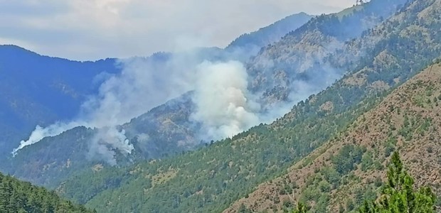 Καίει ακόμα η πυρκαγιά στη Βάλια Κάλντα
