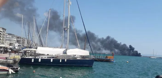 Σκάφος τυλίχθηκε στις φλόγες στο λιμάνι