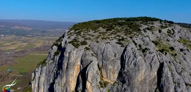 Ο βράχος της Θεόπετρας από... ψηλά (Βίντεο) 
