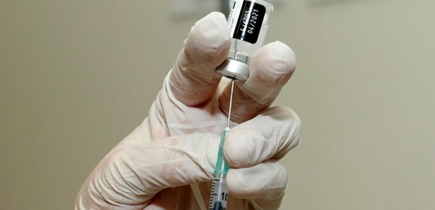 Κορωνοϊος: Ξεκινούν οι εμβολιασμοί με τα νέα εμβόλια 