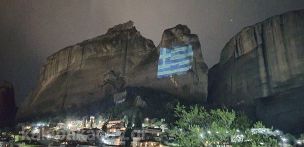 Η Γαλανόλευκη στους εμβληματικούς βράχους των Μετεώρων