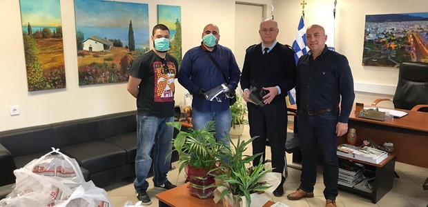 Θωρακίζει την Ελλάδα με μάσκες προστασίας 