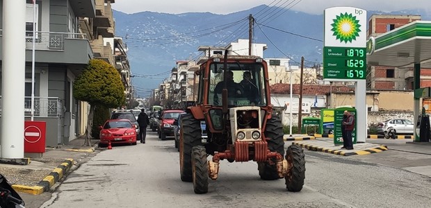 Με αγροτικά αυτοκίνητα οι αγρότες κατέβηκαν στο Βόλο