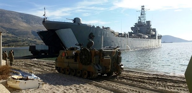 Στο λιμάνι του Βόλου τα αρματαγωγά για τους Πεζοναύτες