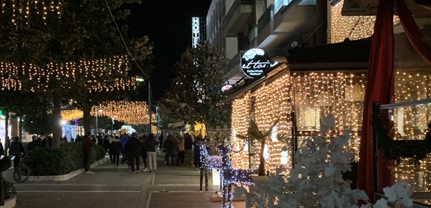 Βόλτα στην πόλη και ποτό στο χέρι στα μπαράκια της Ασκληπιού 