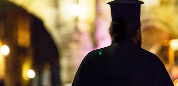 Έξι ιερείς σε αργία επειδή δεν εμβολιάζονται