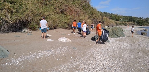Εθελοντές καθάρισαν τις ακτές 