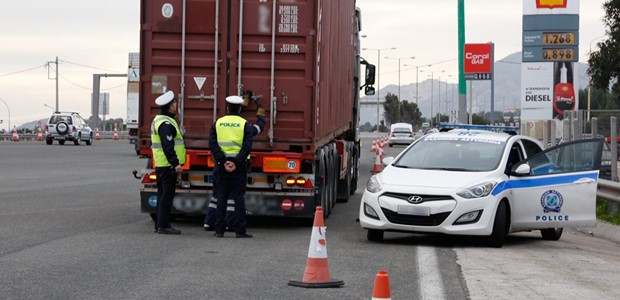 Νταλίκα έπεσε πάνω σε σταθμευμένη στην εθνική οδό