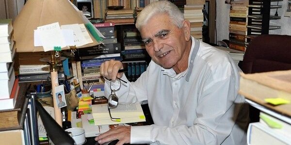 Πέθανε ο συγγραφέας και δημοσιογράφος Άγγελος Πετρουλάκης