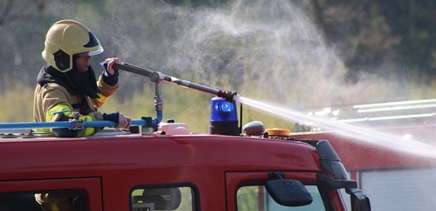 Έφτασε στα σπίτια η φωτιά στη Σταμάτα