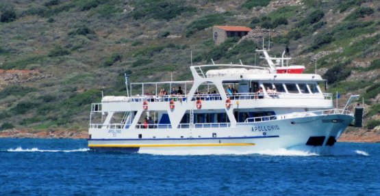 Ακυβέρνητο τουριστικό σκάφος με 46 επιβάτες