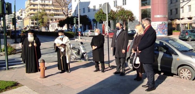 Στεφάνια στη μνήμη των θυμάτων από τις αρχές του Βόλου