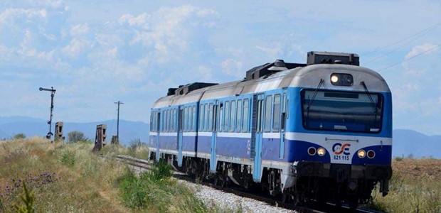 Λάρισα: Τρένο παρέσυρε ΙΧ σε διάβαση στην οδό Κάρλας 