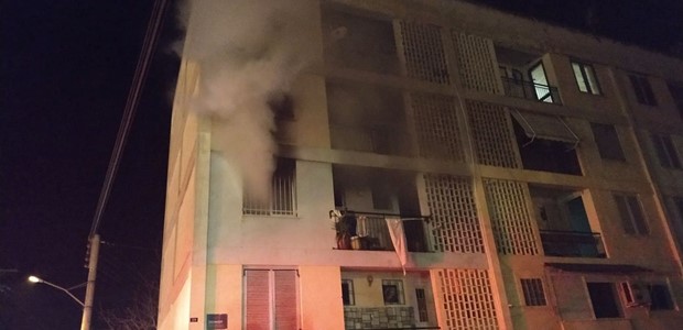 Πυροσβέστες απεγκλώβισαν γυναίκα από φωτιά σε διαμέρισμα 