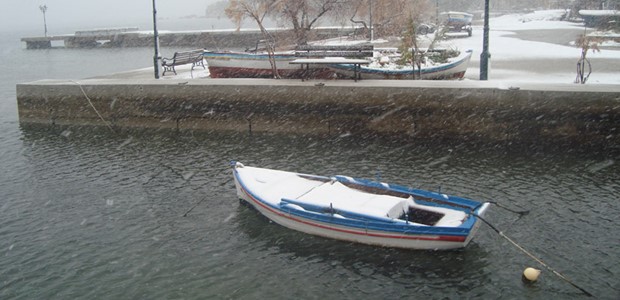 Στη θάλασσα έφτασε το χιόνι από Καλά Νερά ως Κατηγιώργη