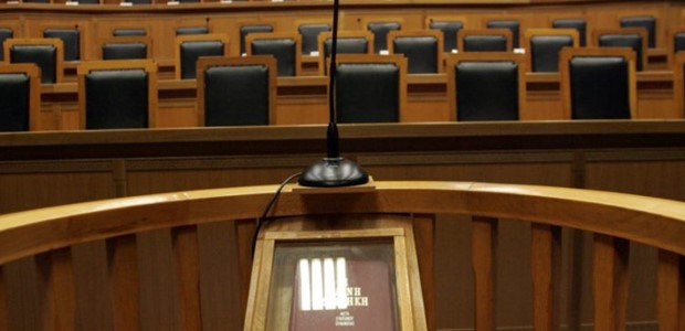 Μήνυσε την γυναίκα του και τον γιο του για σωματική βλάβη 