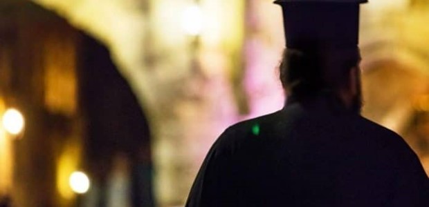 14 ιερείς αρνήθηκαν να εμβολιαστούν και τέθηκαν σε αργία