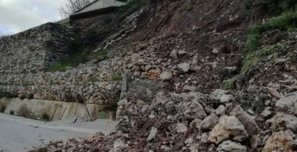 Αποκλεισμένη οικογένεια λόγω κατολίσθησης