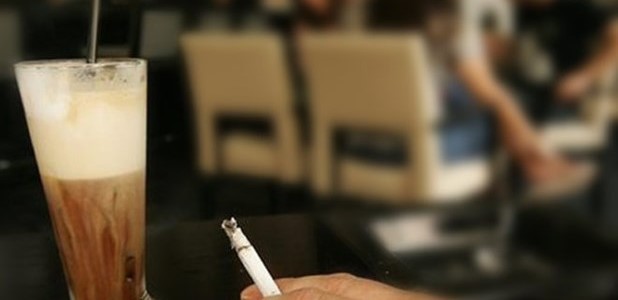 Τα πρώτα πρόστιμα για κάπνισμα σε καφετέριες