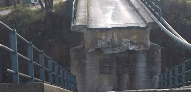 Κατέρρευσε γέφυρα στο Κομπότι