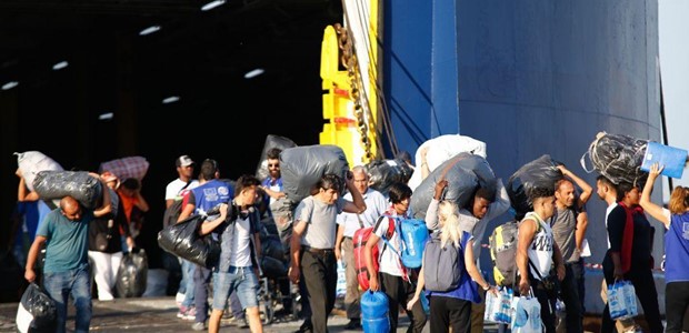 Μεταφέρονται 2.000 πρόσφυγες στην ενδοχώρα 