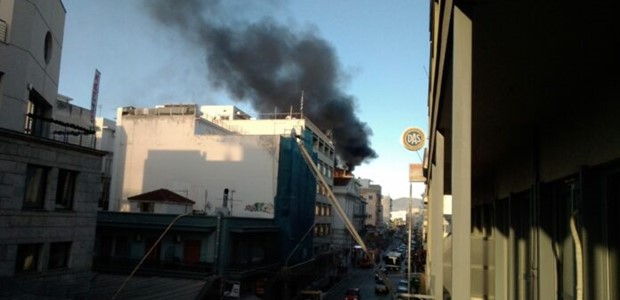 Πυρκαγιά σε στέγη κεντρικού ξενοδοχείου