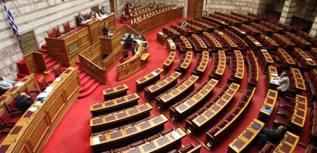 Ψηφίστηκε στη Βουλή η αναστολή των πλειστηριασμών 