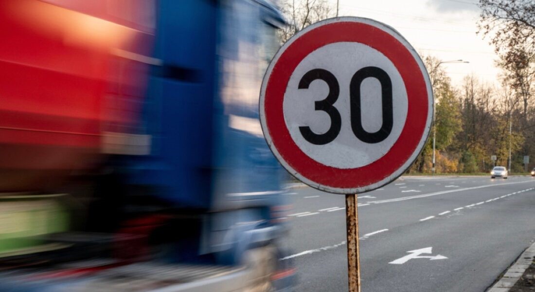 Στα 30 χιλιόμετρα η ανώτερη ταχύτητα για τα αυτοκίνητα 