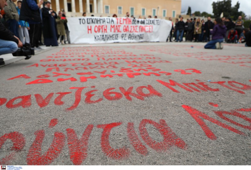 Τα ονόματα των 57 θυμάτων μπροστά στον Άγνωστο Στρατιώτη