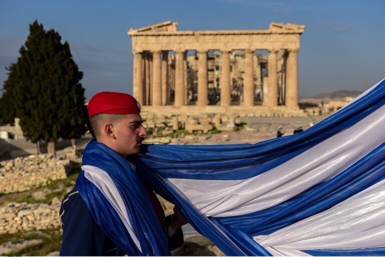 Έπαρση της σημαίας  στην Ακρόπολη (βίντεο και φωτογραφίες)