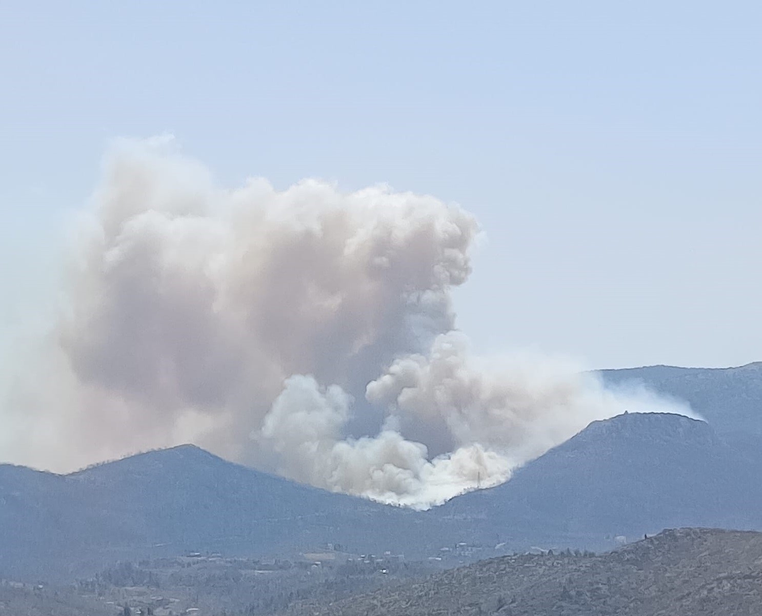 Συναγερμός για μεγάλη φωτιά στην Πάρνηθα