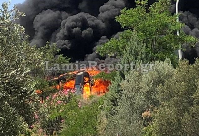 Στυλίδα: Λεωφορείο παραδόθηκε στις φλόγες (φωτο & video)