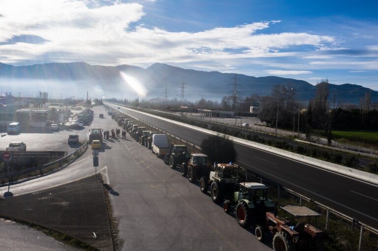 Έκλεισε η Ε.Ο. από αγρότες στην Αταλάντη 