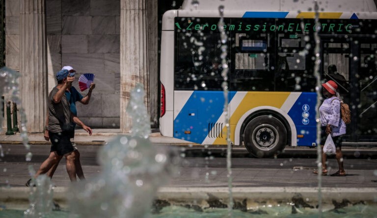 Σε κλοιό καύσωνα η χώρα