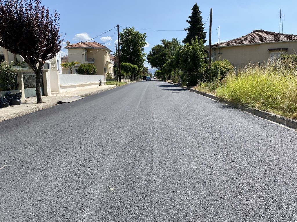Συνεχίζονται ασφαλτοστρώσεις σε δρόμους της πόλης
