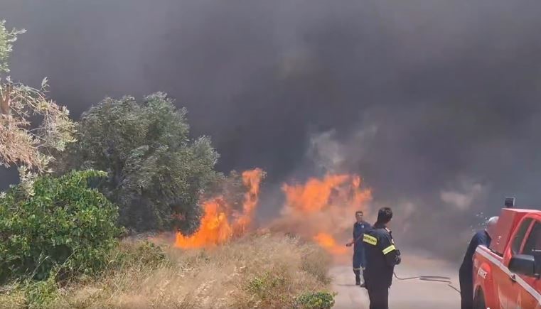 Φωτιά στο Κορωπί: Εκκενώνονται περιοχές - Έκλεισαν δρόμοι