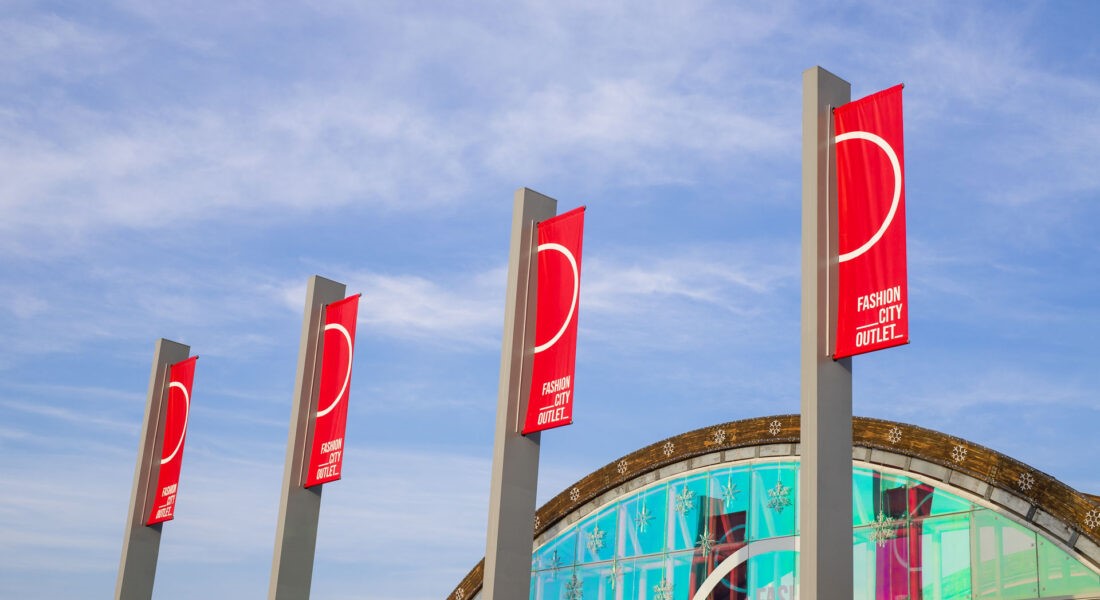 Summer Sales στο Fashion City Outlet: Η τελευταία ευκαιρία για τις μεγάλες καλοκαιρινές αγορές