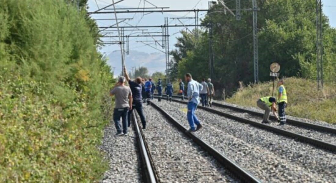 Καθισμένος σε καρέκλα πάνω στις γραμμές περίμενε το τρένο