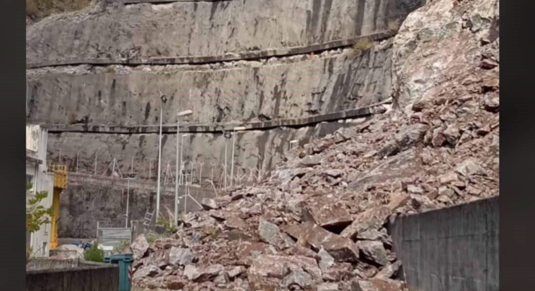 Συνεχίζεται η κατολίσθηση στη Γλύστρα