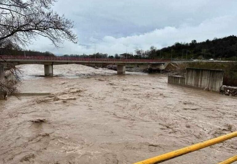 “Φούσκωσαν” παραπόταμοι και χείμαρροι στα Τρίκαλα
