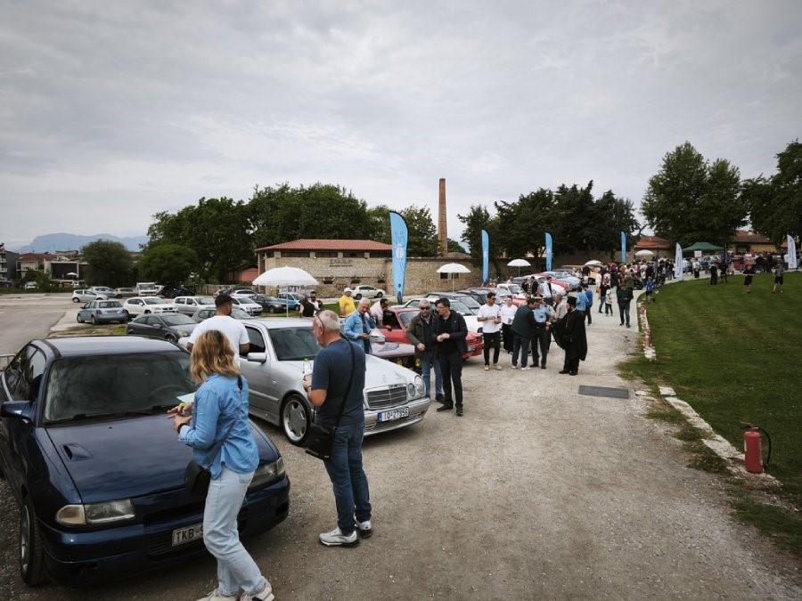 Αντικείμενο λατρείας 90 ιστορικά οχήματα στα Τρίκαλα